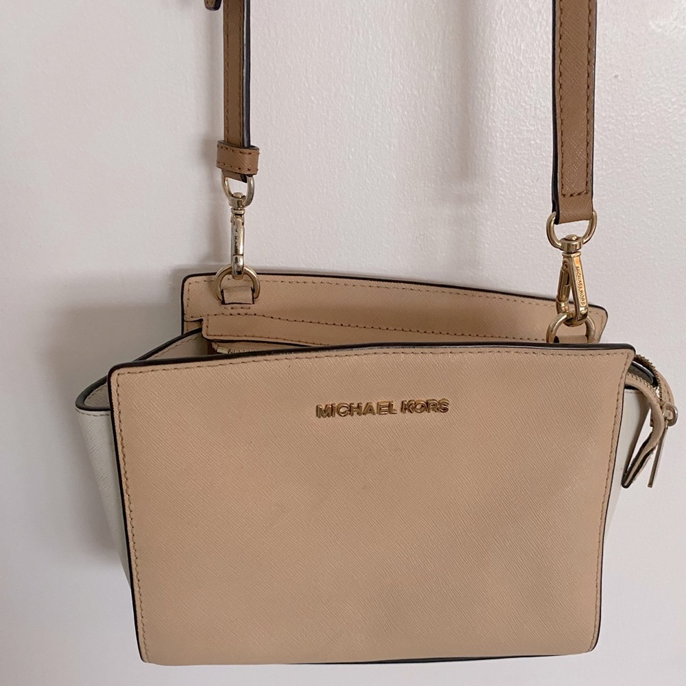 Michael Kors bag with adjustable strap and matching wallet